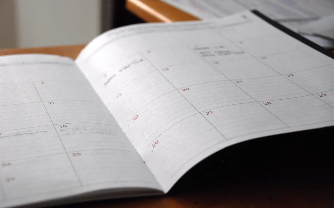 Agenda mensual abierta sobre la mesa de un despacho