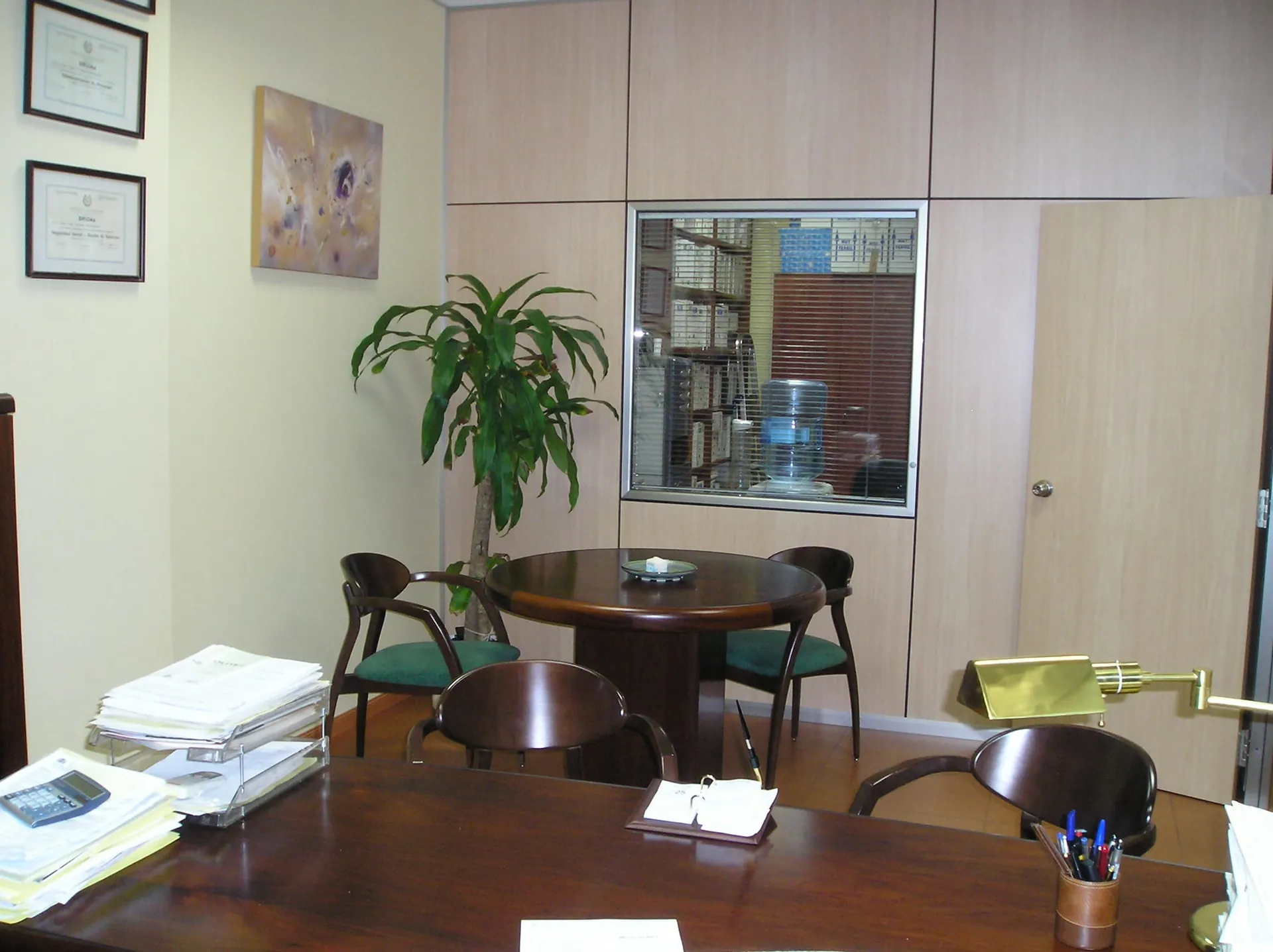 Sala de reuniones de Álvaro Asesores en Torrejón de Ardoz, con la mesa redonda y el archivo de expedientes al fondo